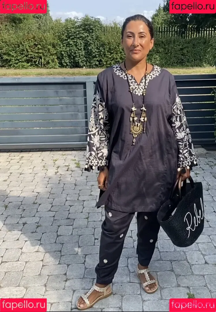 Saira Khan / iamsairakhan / sairasbum Onlyfans Photo Gallery 