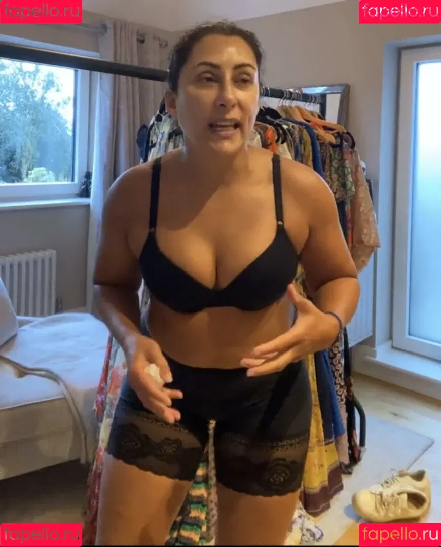 Saira Khan / iamsairakhan / sairasbum Onlyfans Photo Gallery 