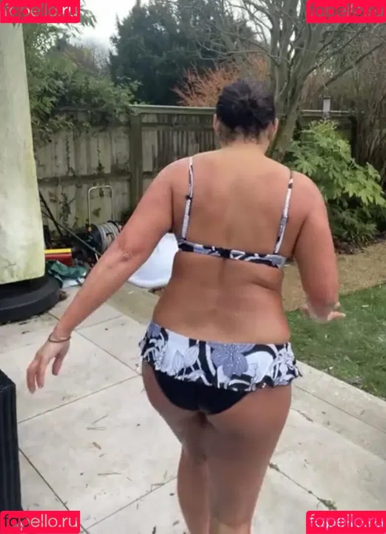 Saira Khan / iamsairakhan / sairasbum Onlyfans Photo Gallery 