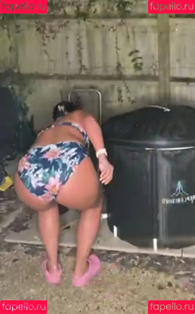 Saira Khan / iamsairakhan / sairasbum Onlyfans Photo Gallery 