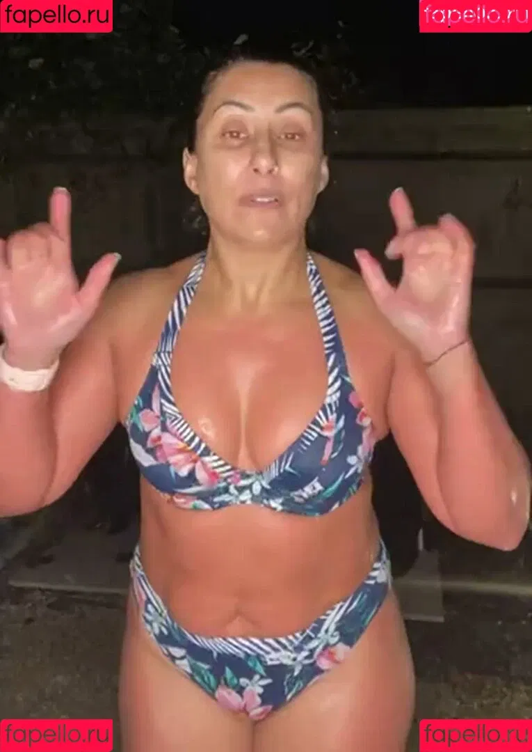 Saira Khan / iamsairakhan / sairasbum Onlyfans Photo Gallery 