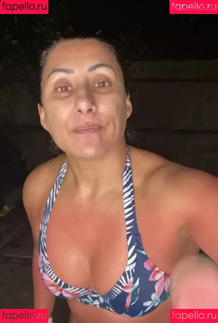 Saira Khan / iamsairakhan / sairasbum Onlyfans Photo Gallery 