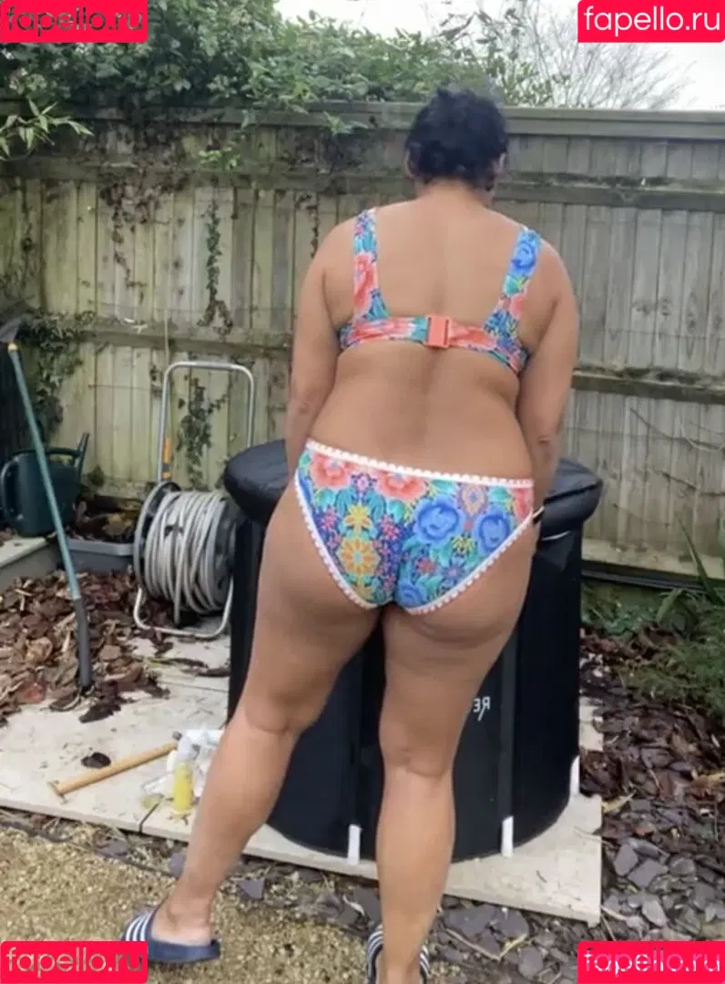Saira Khan / iamsairakhan / sairasbum Onlyfans Photo Gallery 