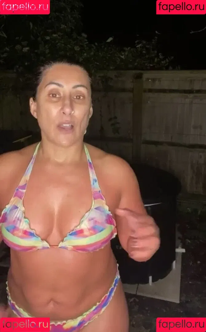 Saira Khan / iamsairakhan / sairasbum Onlyfans Photo Gallery 