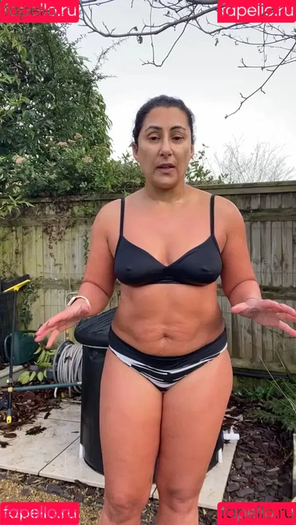 Saira Khan / iamsairakhan / sairasbum Onlyfans Photo Gallery 