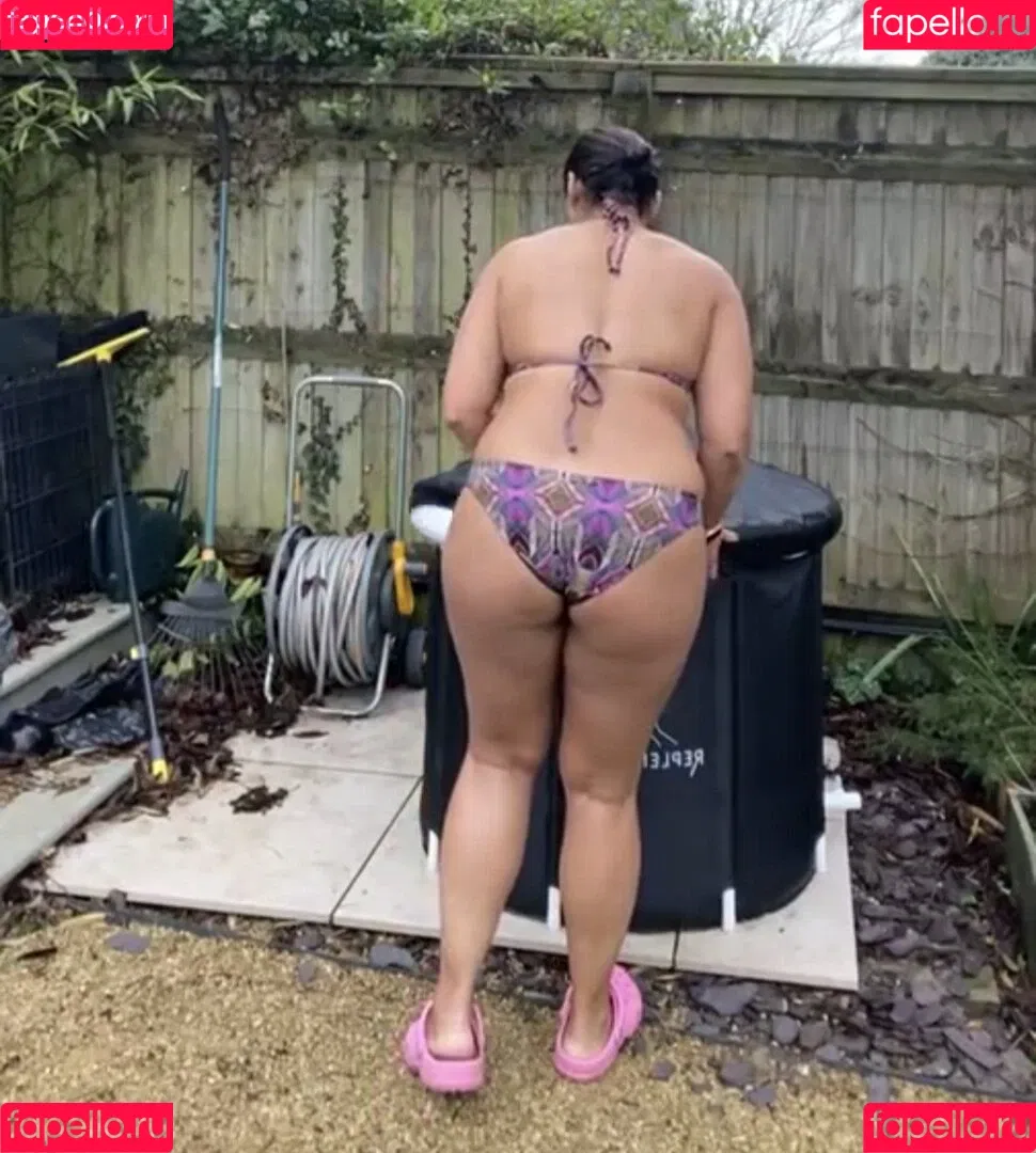 Saira Khan / iamsairakhan / sairasbum Onlyfans Photo Gallery 
