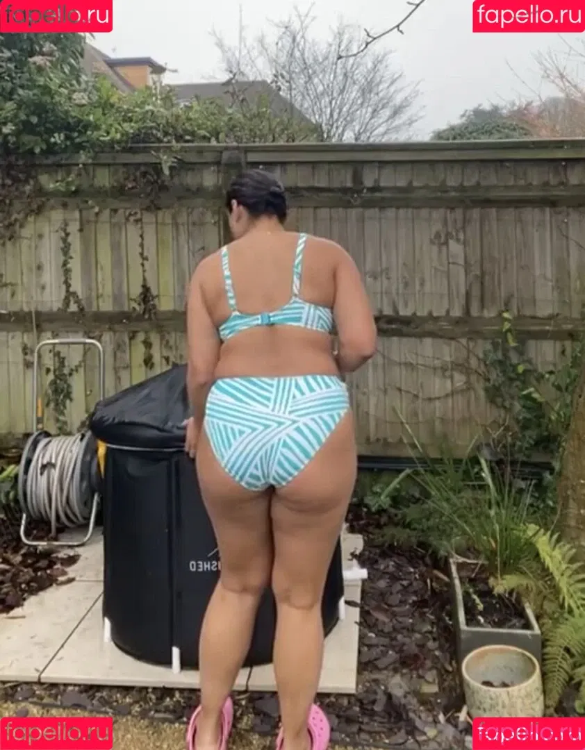Saira Khan / iamsairakhan / sairasbum Onlyfans Photo Gallery 