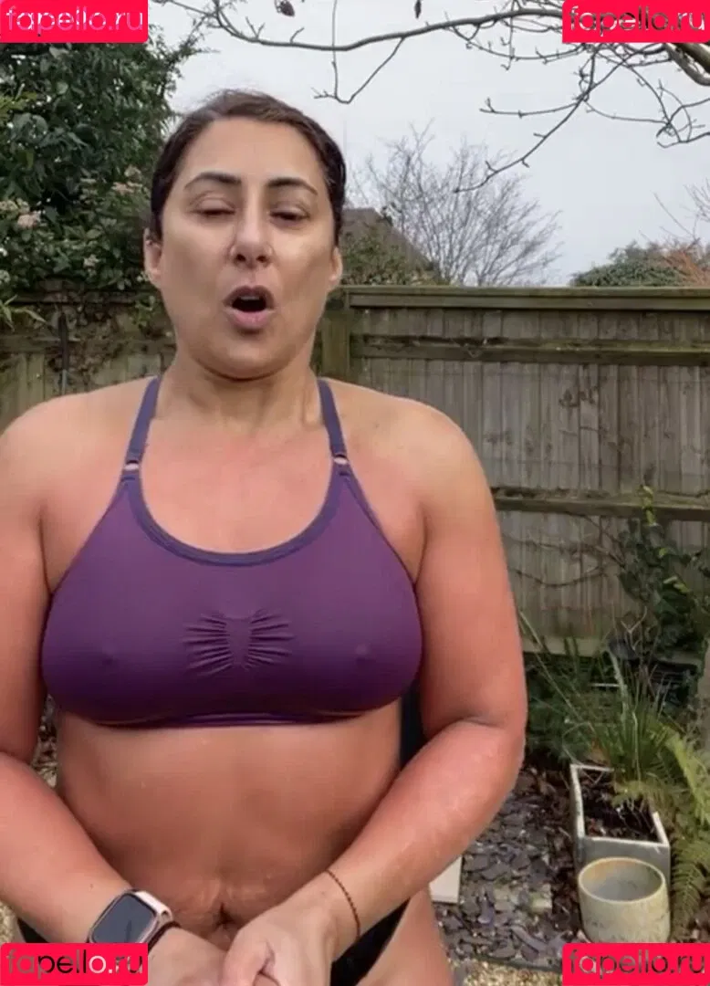 Saira Khan / iamsairakhan / sairasbum Onlyfans Photo Gallery 