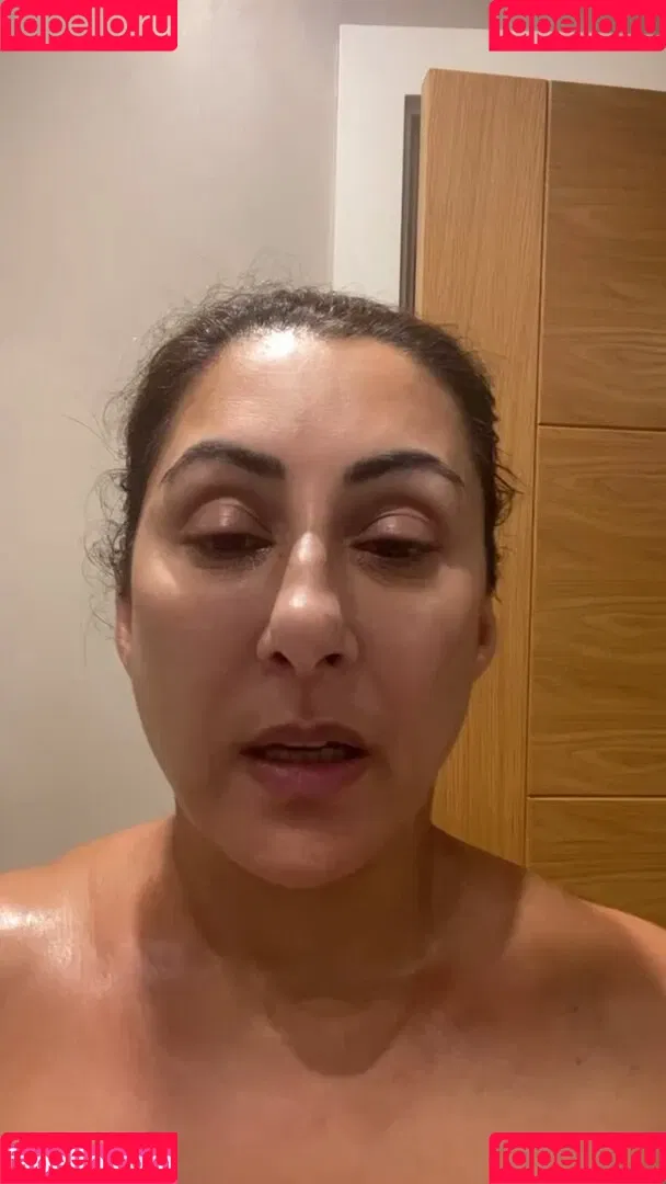 Saira Khan / iamsairakhan / sairasbum Onlyfans Photo Gallery 