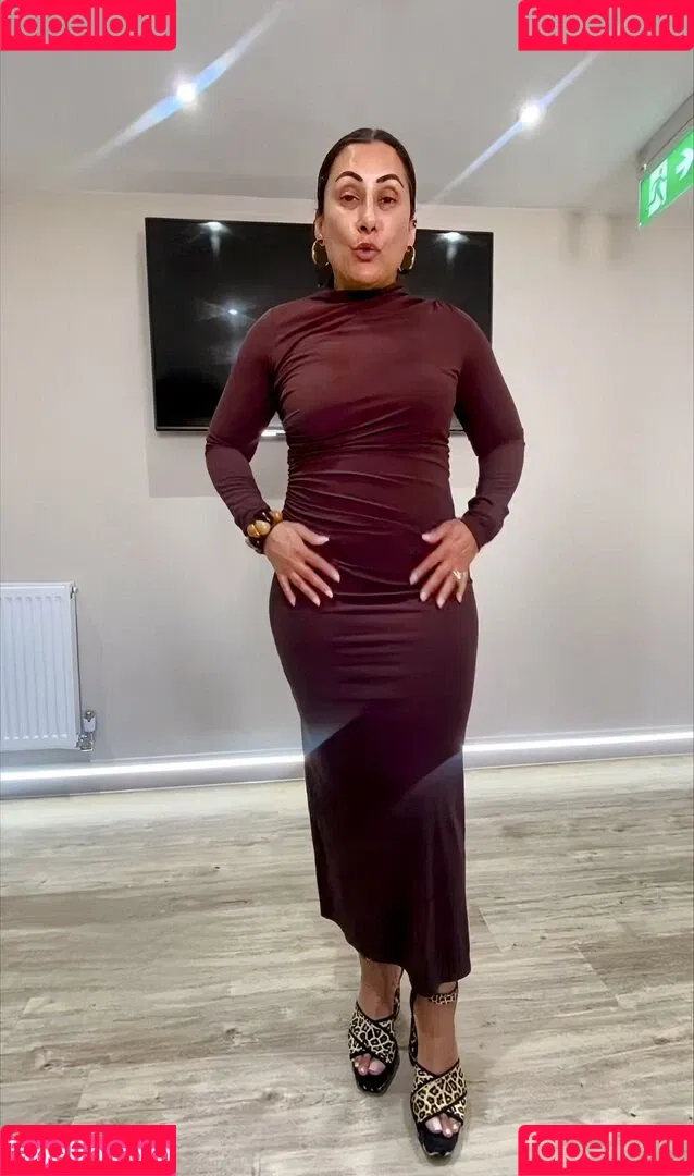 Saira Khan / iamsairakhan / sairasbum Onlyfans Photo Gallery 