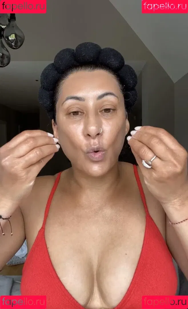 Saira Khan / iamsairakhan / sairasbum Onlyfans Photo Gallery 