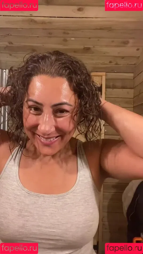 Saira Khan / iamsairakhan / sairasbum Onlyfans Photo Gallery 