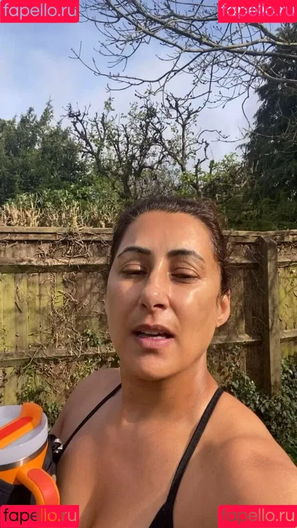 Saira Khan / iamsairakhan / sairasbum Onlyfans Photo Gallery 