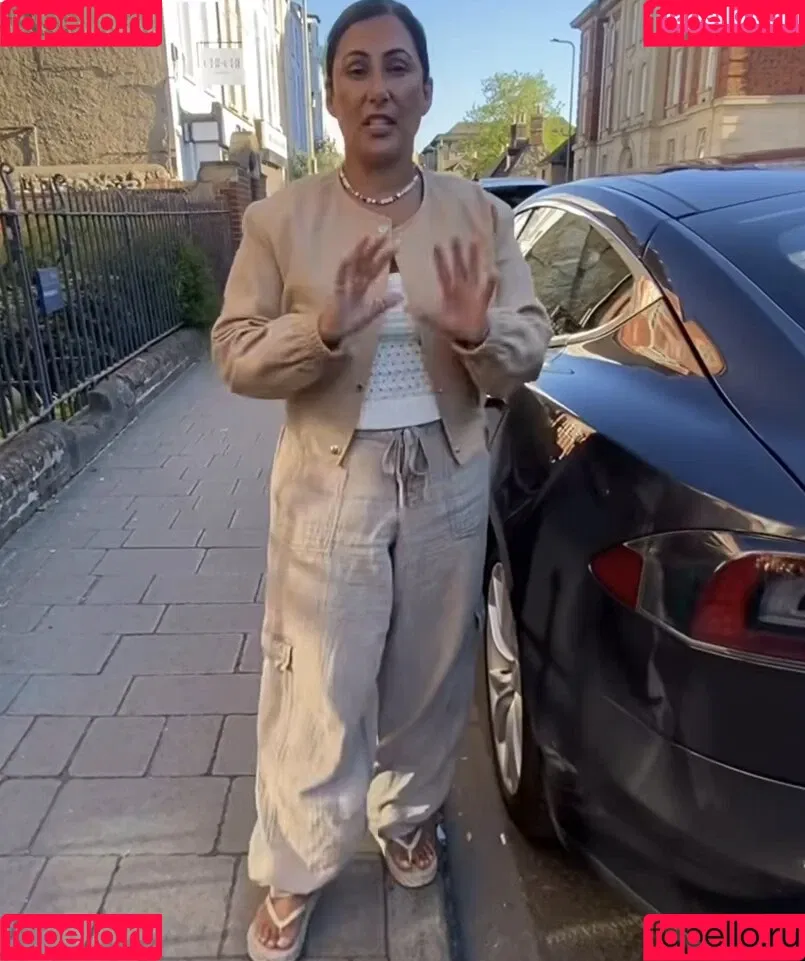 Saira Khan / iamsairakhan / sairasbum Onlyfans Photo Gallery 