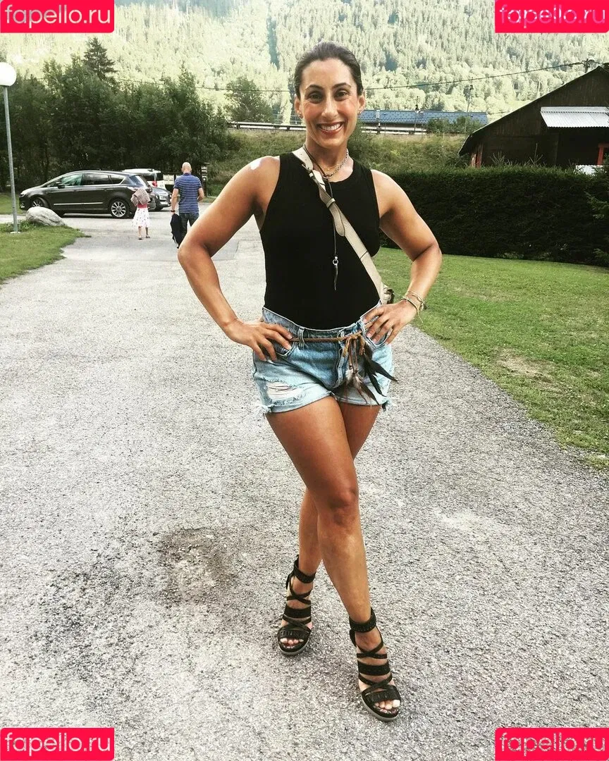 Saira Khan / iamsairakhan / sairasbum Onlyfans Photo Gallery 