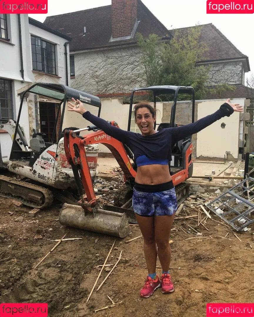 Saira Khan / iamsairakhan / sairasbum Onlyfans Photo Gallery 