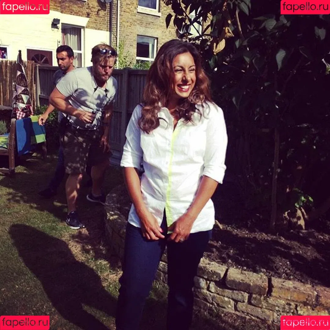 Saira Khan / iamsairakhan / sairasbum Onlyfans Photo Gallery 