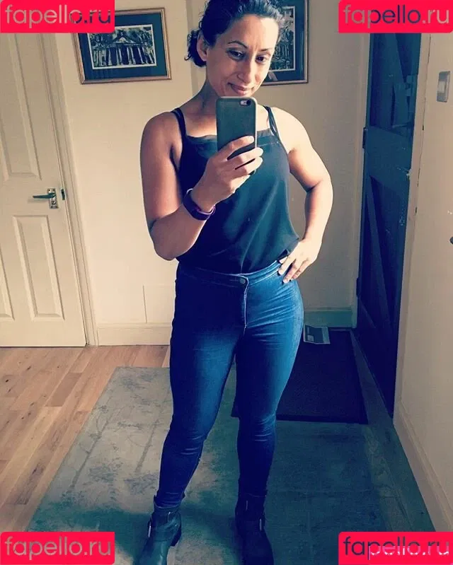 Saira Khan / iamsairakhan / sairasbum Onlyfans Photo Gallery 