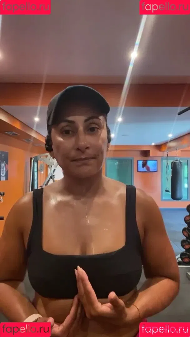 Saira Khan / iamsairakhan / sairasbum Onlyfans Photo Gallery 