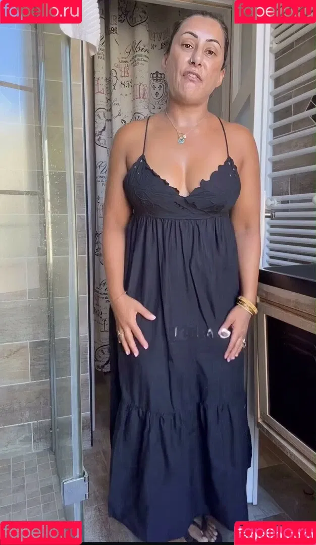 Saira Khan / iamsairakhan / sairasbum Onlyfans Photo Gallery 