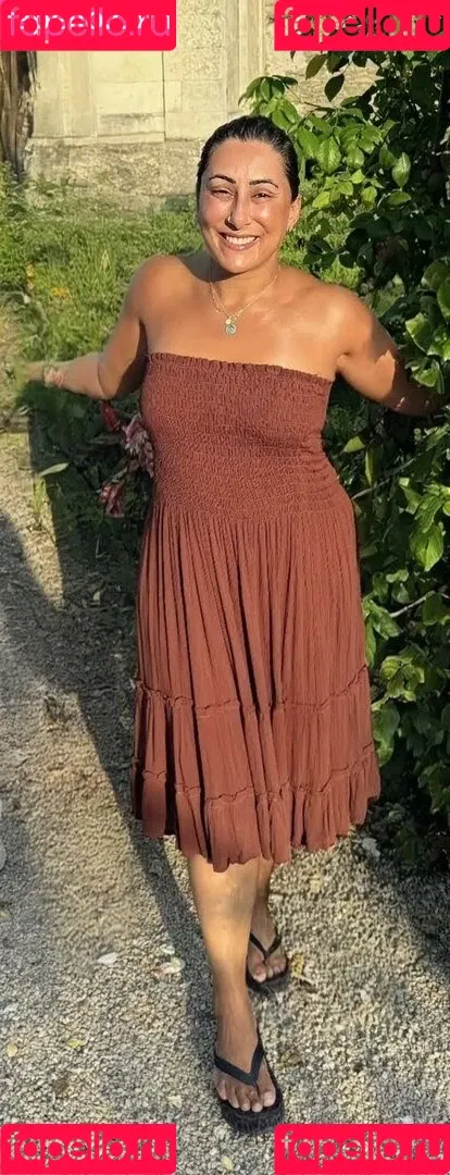 Saira Khan / iamsairakhan / sairasbum Onlyfans Photo Gallery 