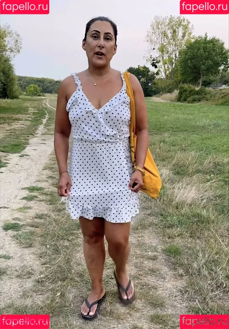 Saira Khan / iamsairakhan / sairasbum Onlyfans Photo Gallery 
