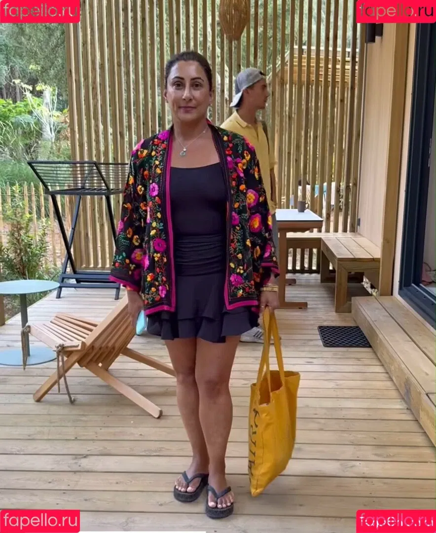 Saira Khan / iamsairakhan / sairasbum Onlyfans Photo Gallery 