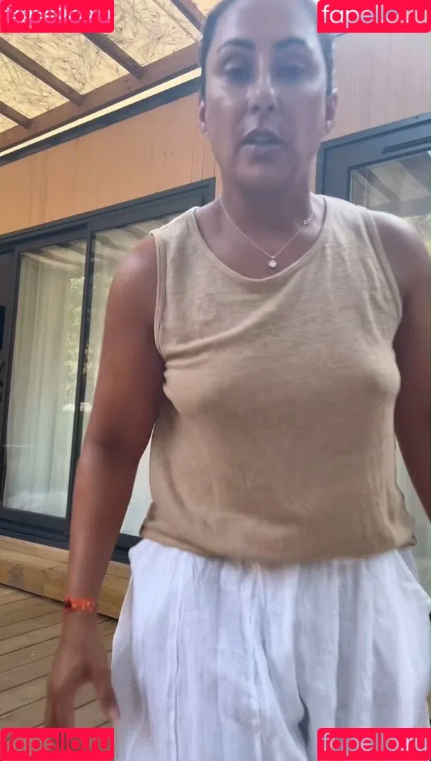 Saira Khan / iamsairakhan / sairasbum Onlyfans Photo Gallery 