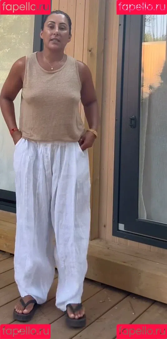 Saira Khan / iamsairakhan / sairasbum Onlyfans Photo Gallery 