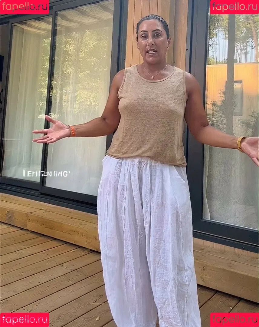 Saira Khan / iamsairakhan / sairasbum Onlyfans Photo Gallery 