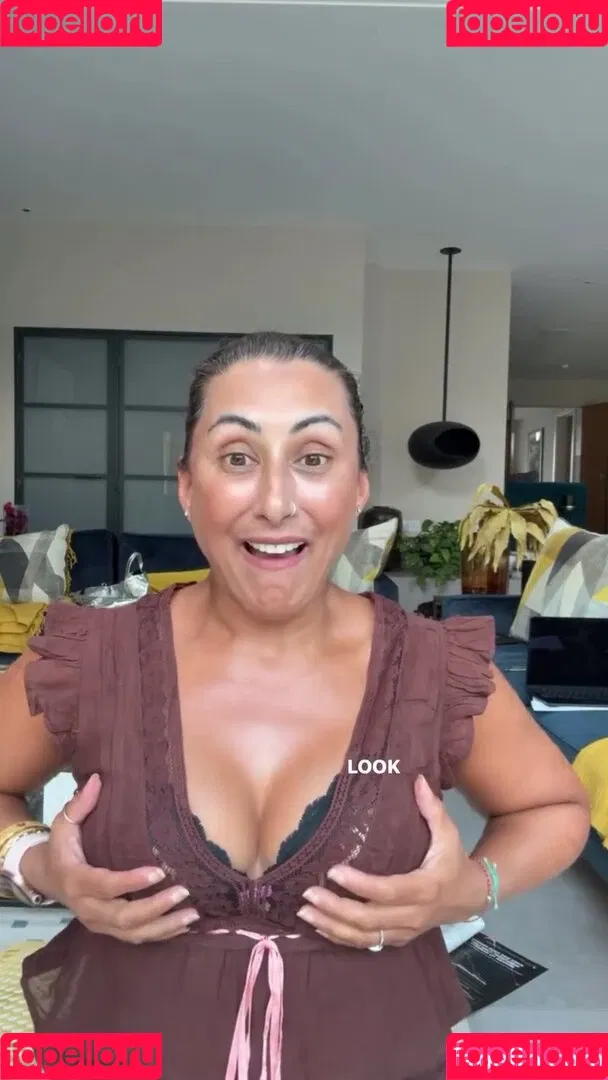 Saira Khan / iamsairakhan / sairasbum Onlyfans Photo Gallery 