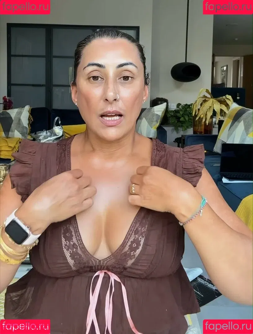 Saira Khan / iamsairakhan / sairasbum Onlyfans Photo Gallery 
