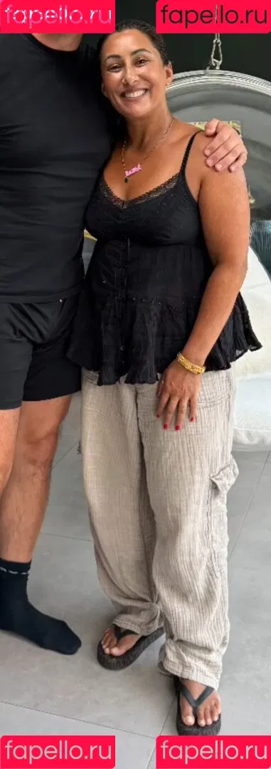 Saira Khan / iamsairakhan / sairasbum Onlyfans Photo Gallery 