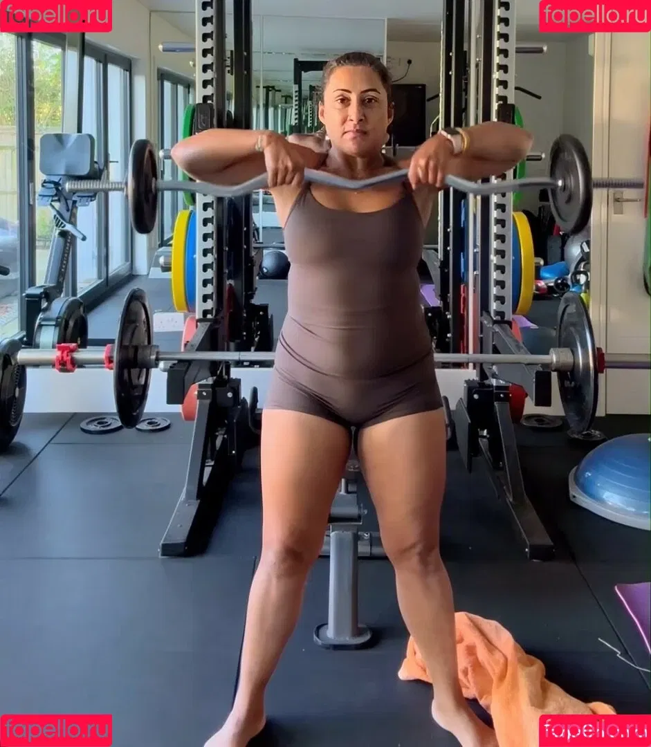 Saira Khan / iamsairakhan / sairasbum Onlyfans Photo Gallery 