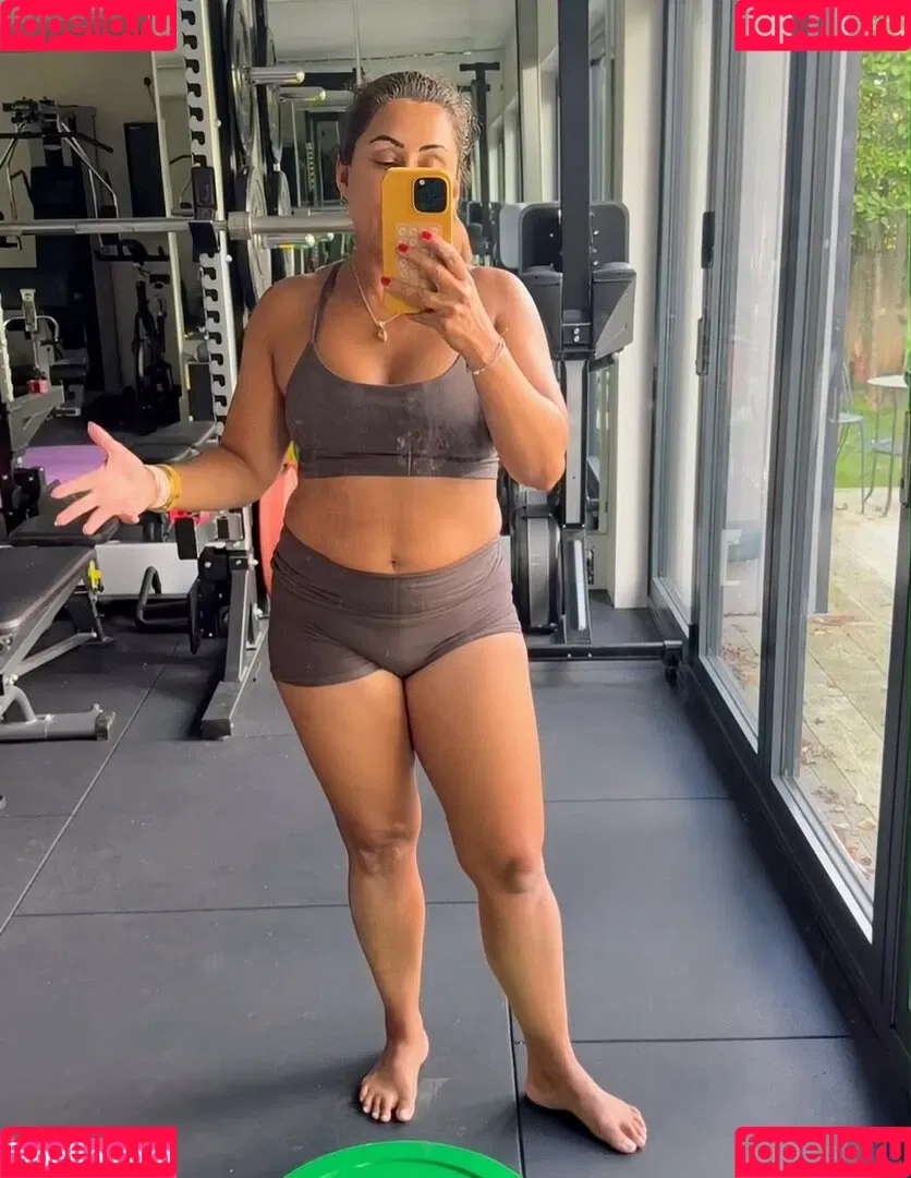 Saira Khan / iamsairakhan / sairasbum Onlyfans Photo Gallery 