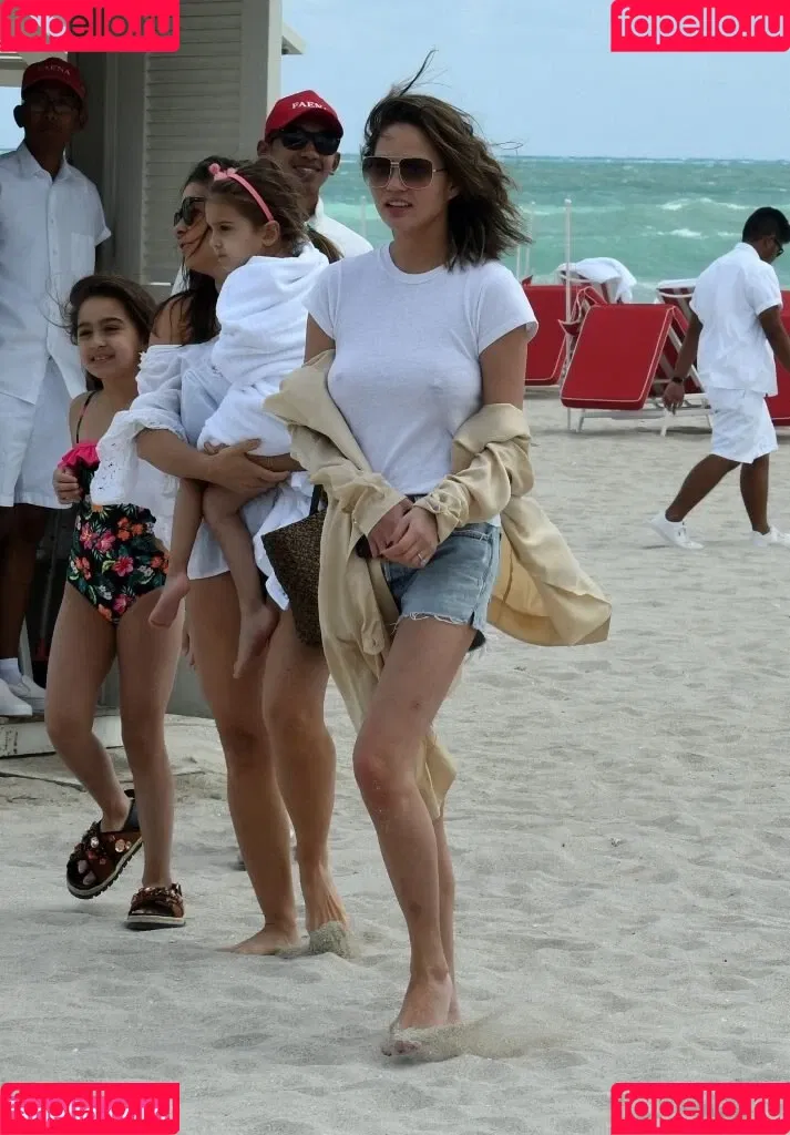 Chrissy Teigen / ChrissyTeigen Onlyfans Photo Gallery 
