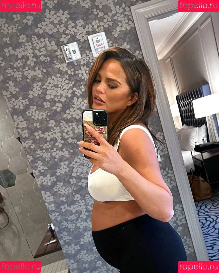 Chrissy Teigen / ChrissyTeigen Onlyfans Photo Gallery 