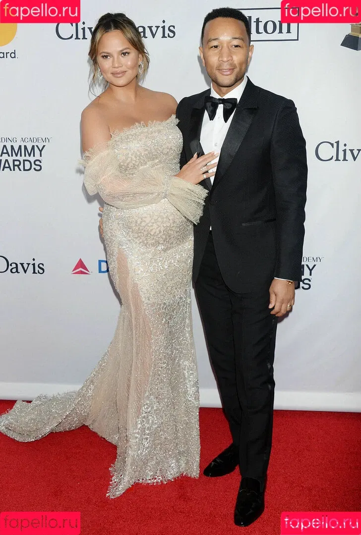 Chrissy Teigen / ChrissyTeigen Onlyfans Photo Gallery 