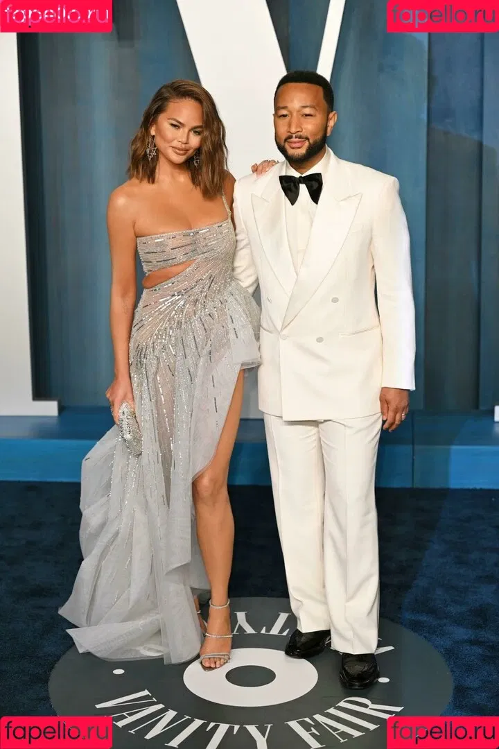 Chrissy Teigen / ChrissyTeigen Onlyfans Photo Gallery 