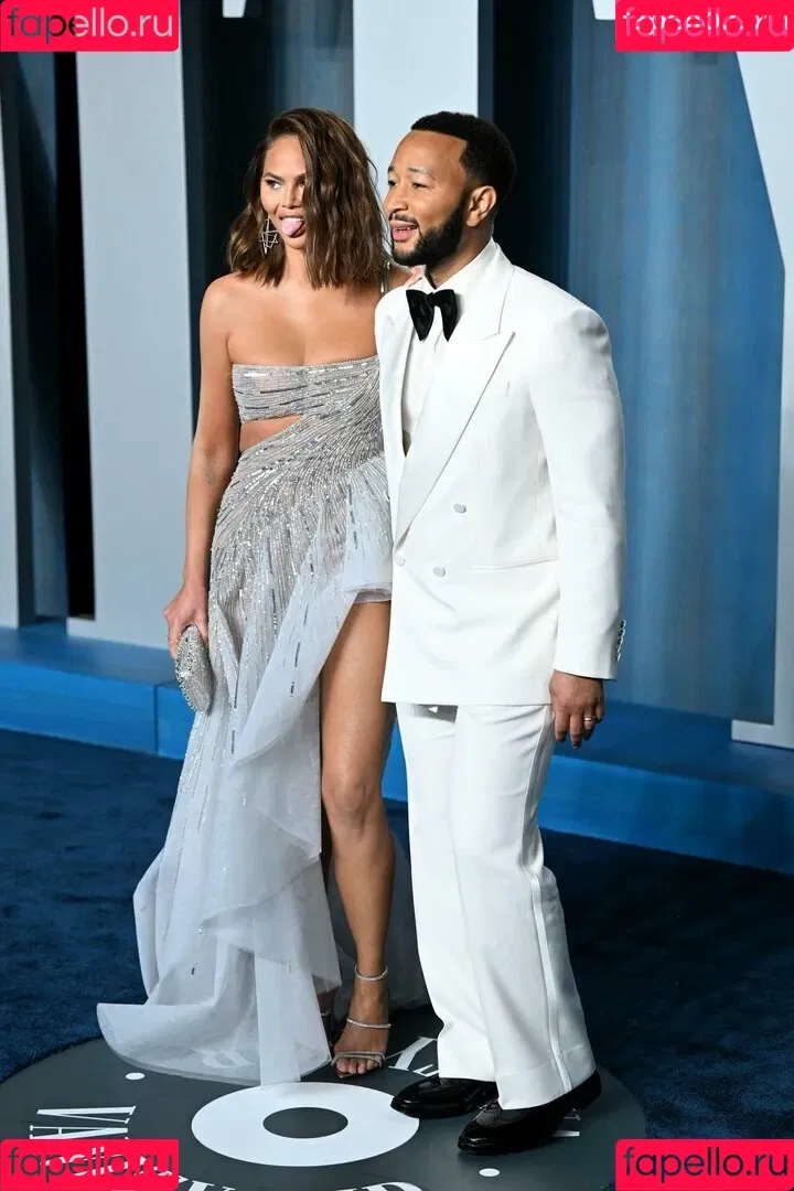 Chrissy Teigen / ChrissyTeigen Onlyfans Photo Gallery 