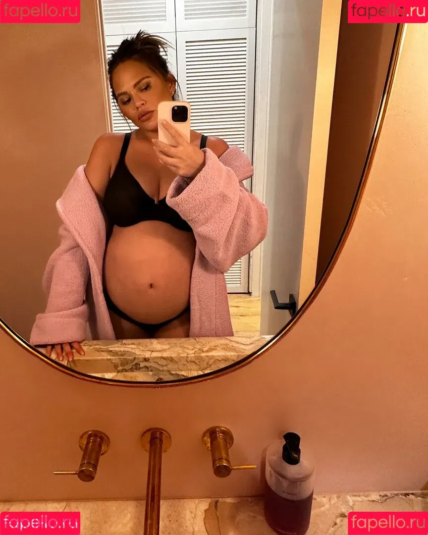 Chrissy Teigen / ChrissyTeigen Onlyfans Photo Gallery 