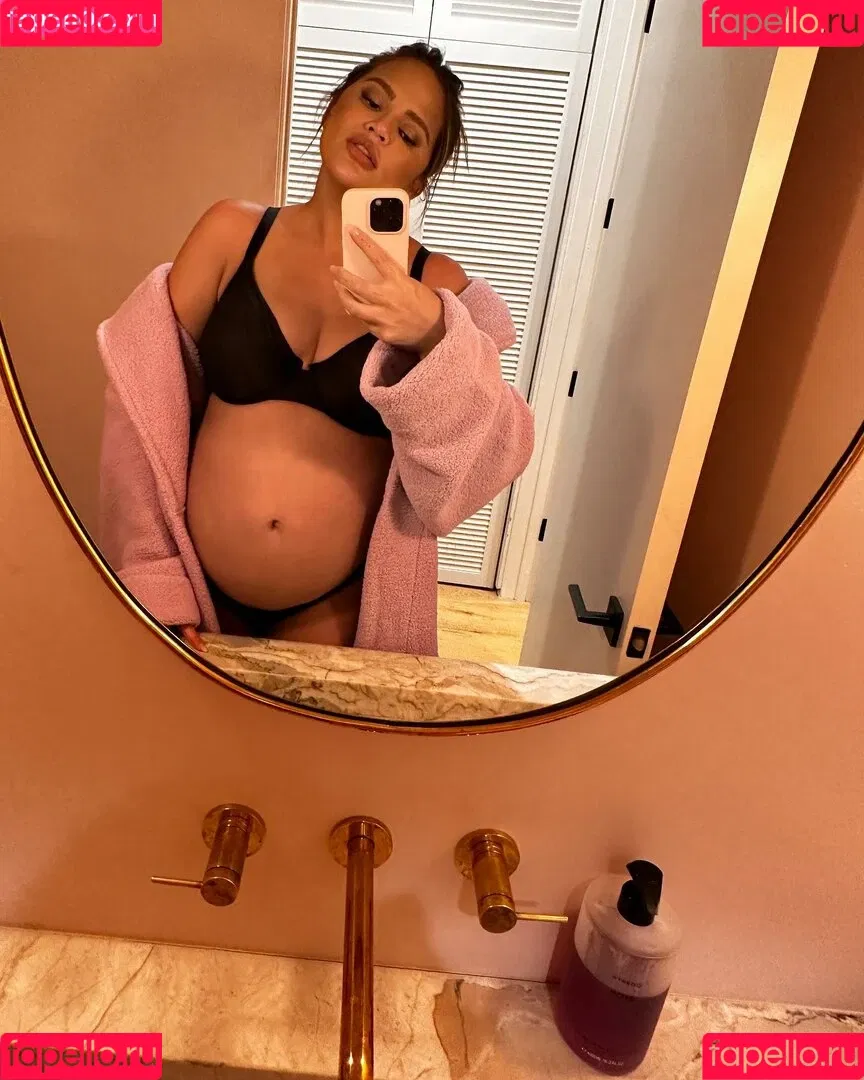 Chrissy Teigen / ChrissyTeigen Onlyfans Photo Gallery 