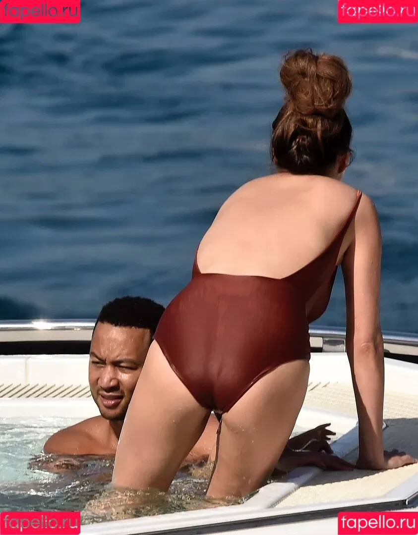 Chrissy Teigen / ChrissyTeigen Onlyfans Photo Gallery 