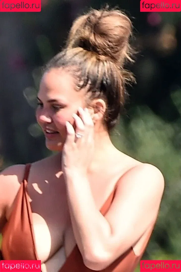 Chrissy Teigen / ChrissyTeigen Onlyfans Photo Gallery 