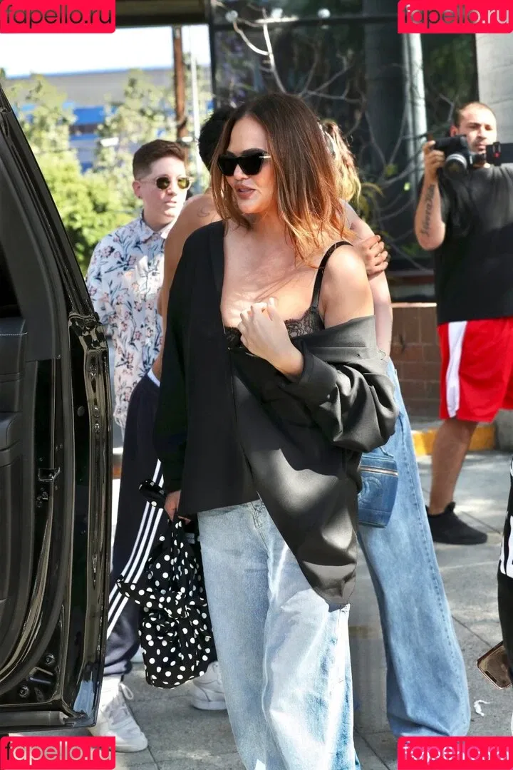 Chrissy Teigen / ChrissyTeigen Onlyfans Photo Gallery 