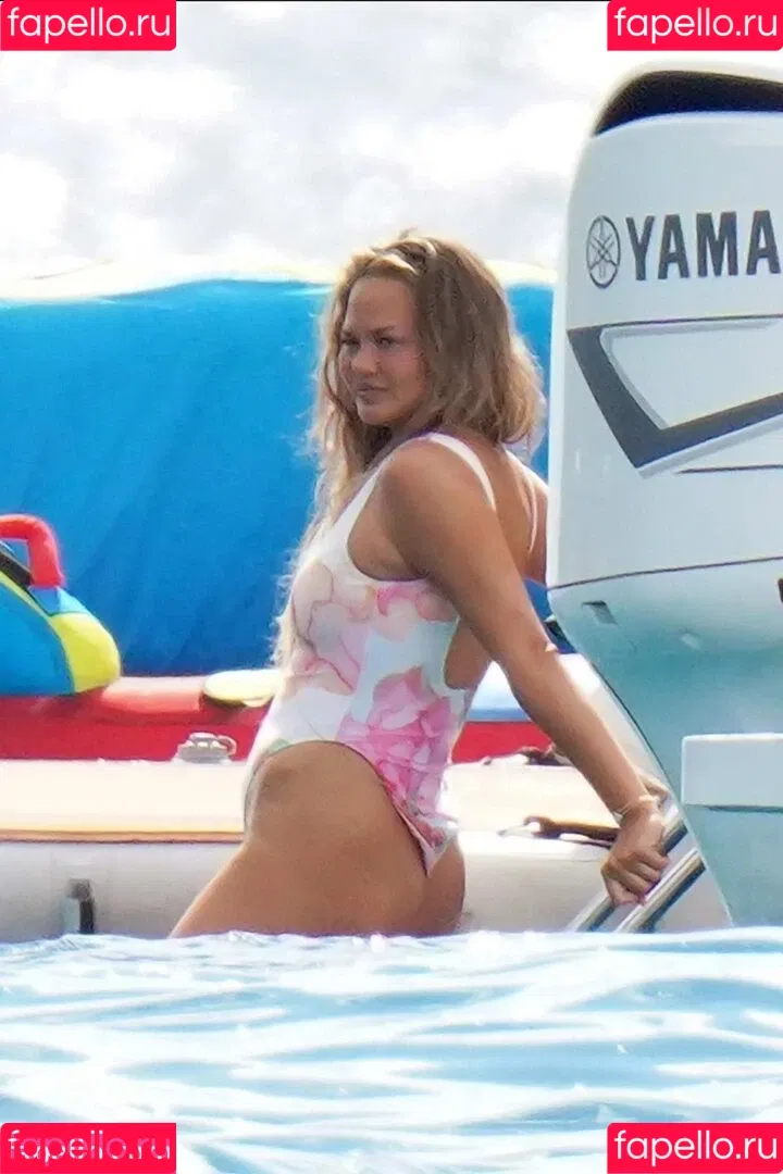 Chrissy Teigen / ChrissyTeigen Onlyfans Photo Gallery 