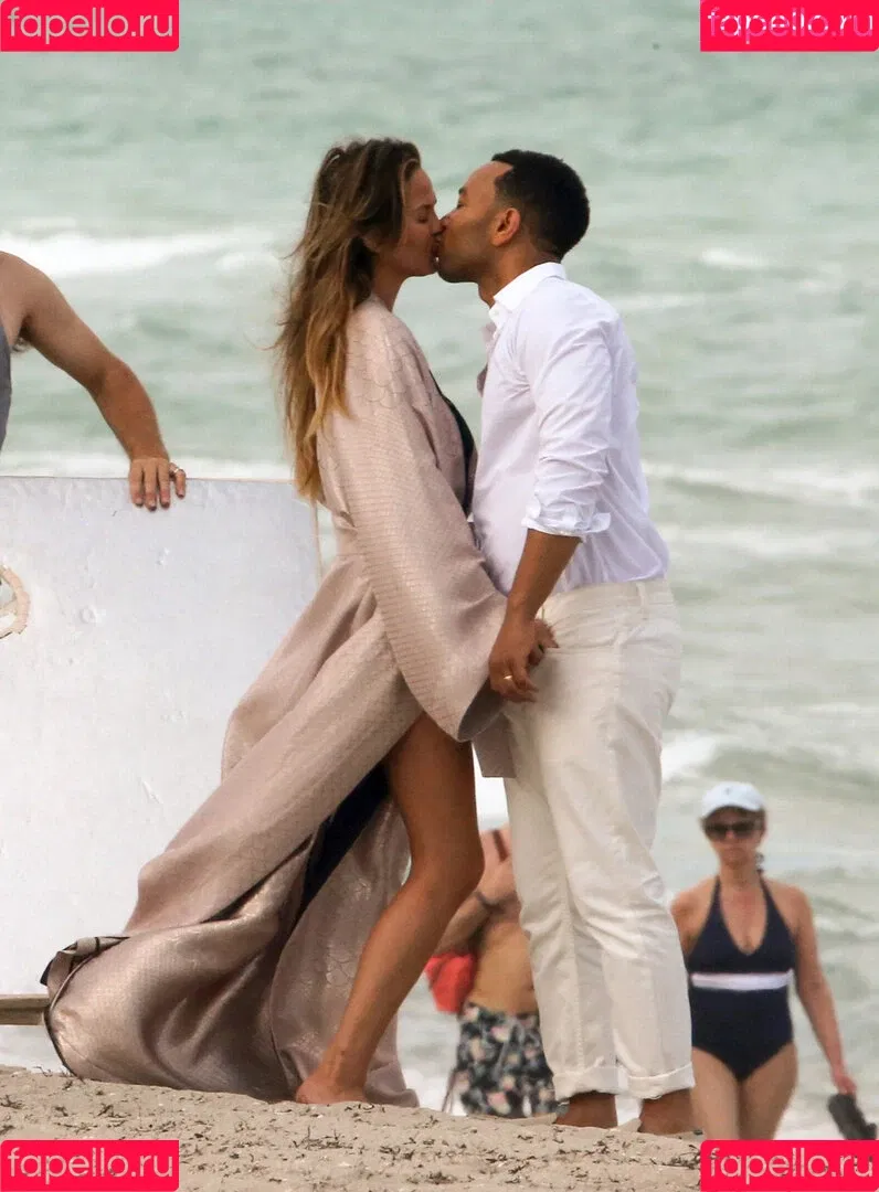 Chrissy Teigen / ChrissyTeigen Onlyfans Photo Gallery 