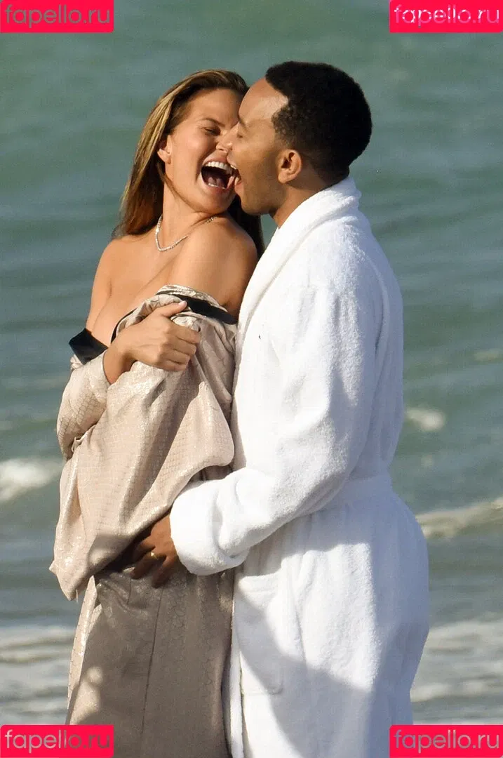 Chrissy Teigen / ChrissyTeigen Onlyfans Photo Gallery 