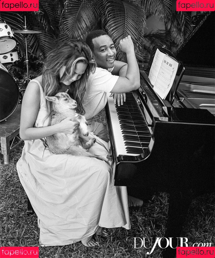 Chrissy Teigen / ChrissyTeigen Onlyfans Photo Gallery 