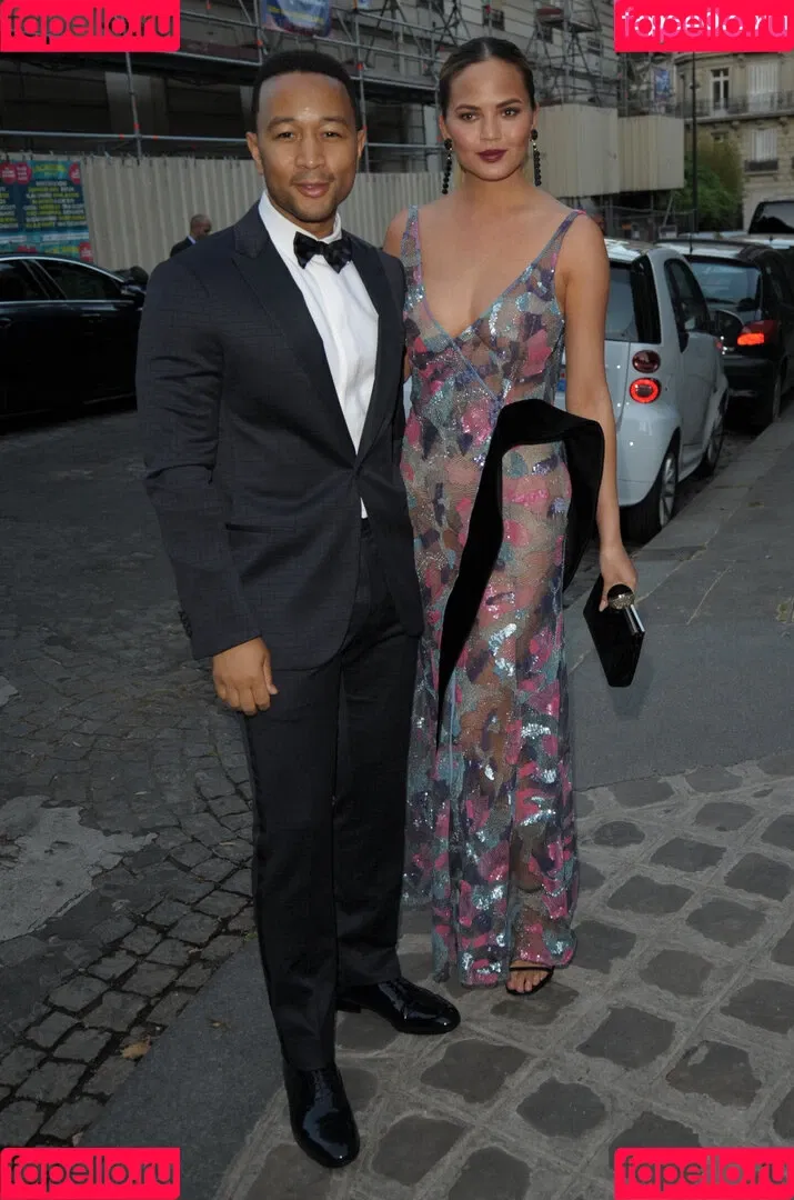 Chrissy Teigen / ChrissyTeigen Onlyfans Photo Gallery 